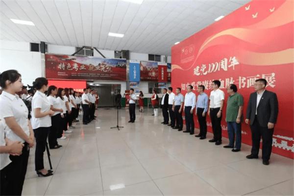 王思聪在深圳剪发,身着LV外套,女收银员眼神羡慕,他冷漠结账